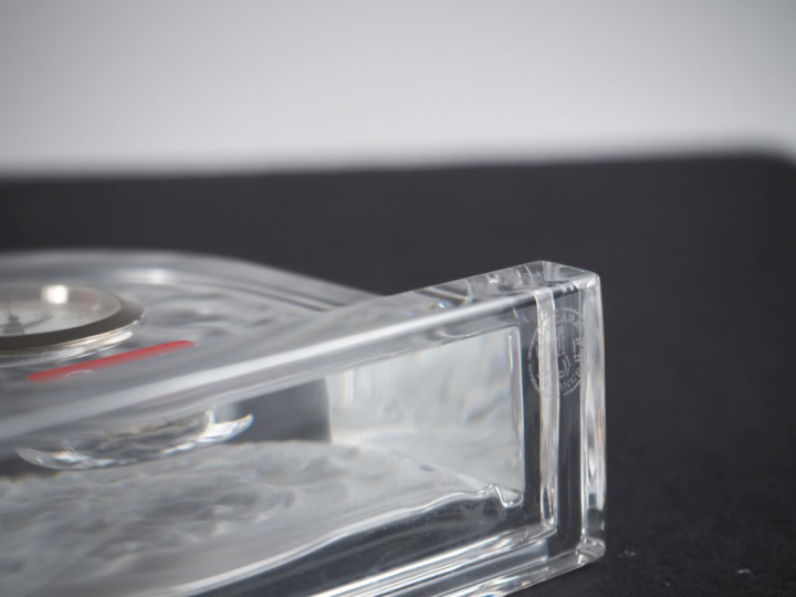 BACCARAT. Pendulette en cristal. Signée. H. 7,5 cm. (dans sa boite d'o