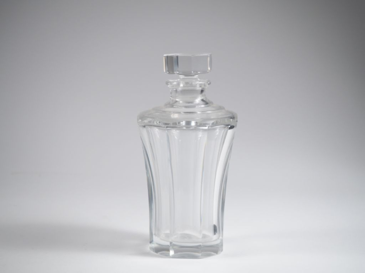 SAINT-LOUIS. Un flacon en cristal.  Signé. H. 17 cm.