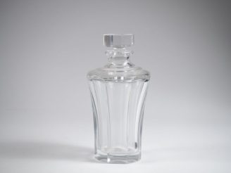 Vente aux enchères SAINT-LOUIS. Un flacon en cristal.  Signé. H. 17 cm.