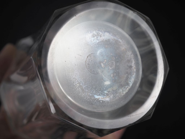 SAINT-LOUIS. Un flacon en cristal.  Signé. H. 17 cm.