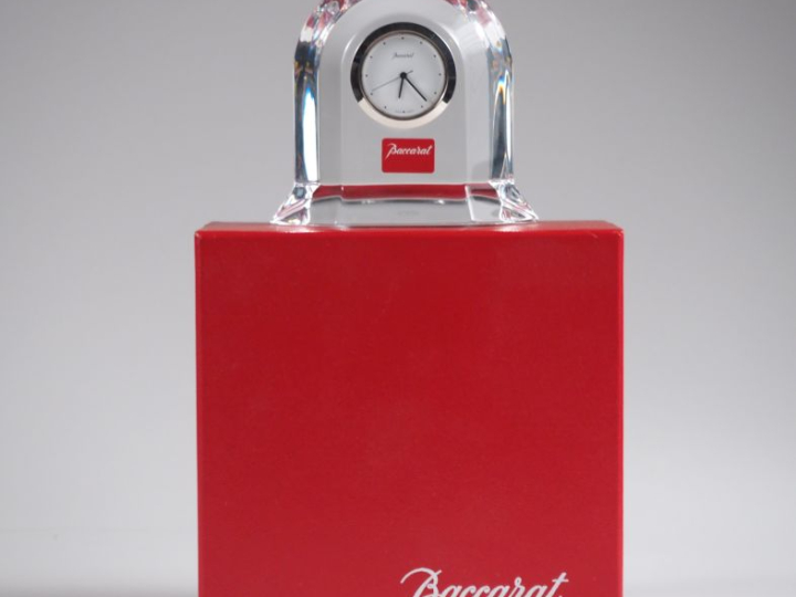 BACCARAT. Pendulette en cristal. Signée. H. 8 cm. (dans sa boîte d'ori