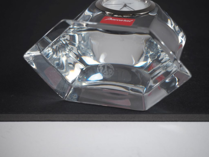 BACCARAT. Pendulette en cristal. Signée. H. 8 cm. (dans sa boîte d'ori