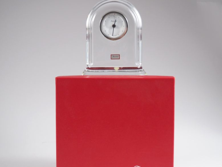 BACCARAT. Pendulette en cristal. Signée. H. 14,5 cm