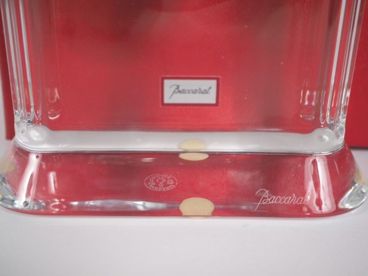 BACCARAT. Pendulette en cristal. Signée. H. 14,5 cm