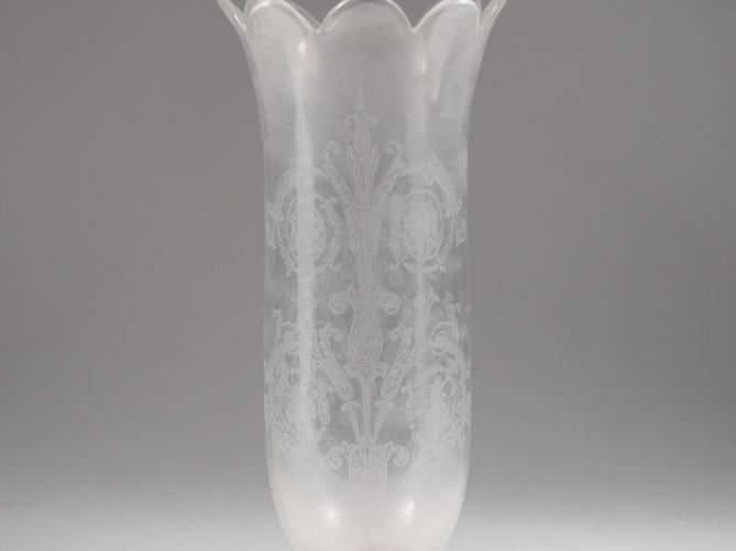 Photophore en cristal moulé et gravé à décor de godrons et de rinceaux