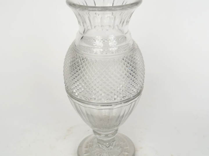 Vase balustre en cristal à décor de croisillons et de cannelures. H. 3