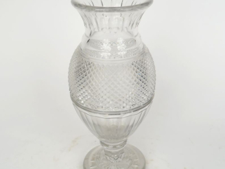 Vente aux enchères Vase balustre en cristal à décor de croisillons et de cannelures. H. 3