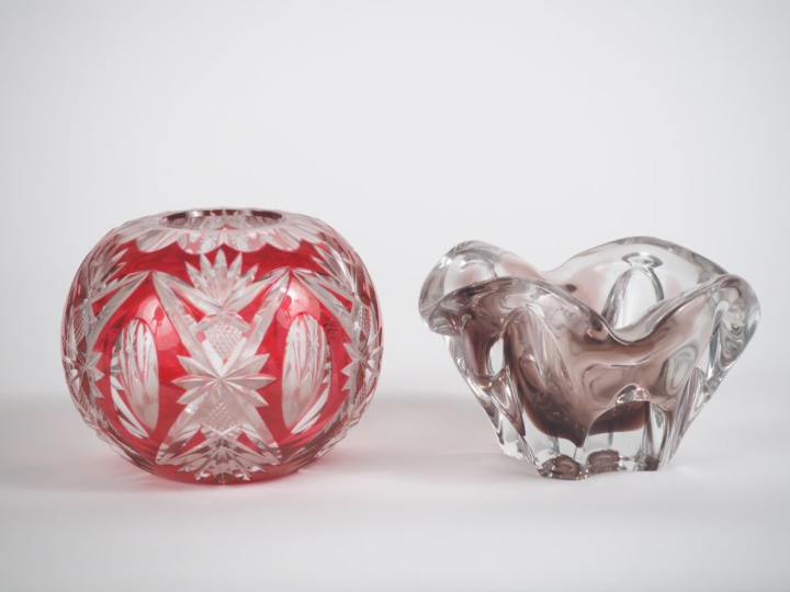 Deux différents vases en cristal. H. 35 cm H. 26 cm
