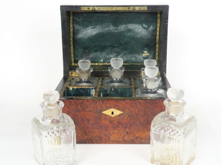 Rare cave à liqueur Restauration en placage de ronce de noyer agrément