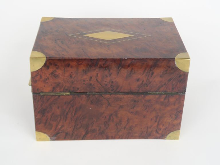 Rare cave à liqueur Restauration en placage de ronce de noyer agrément