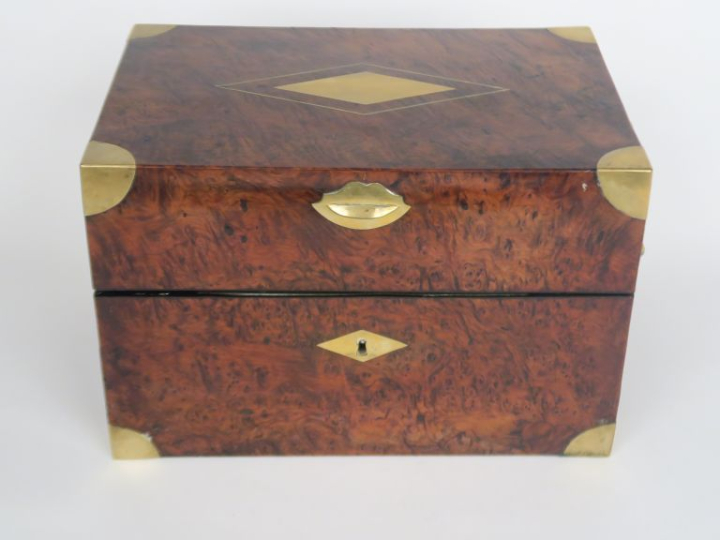 Rare cave à liqueur Restauration en placage de ronce de noyer agrément