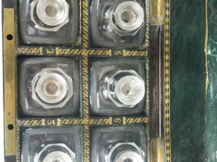 Rare cave à liqueur Restauration en placage de ronce de noyer agrément