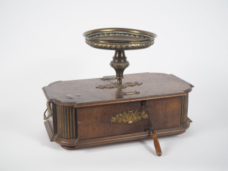 Vente aux enchères Boite à musique 1900 de style Louis XVI en bois et métal avec son jeu 