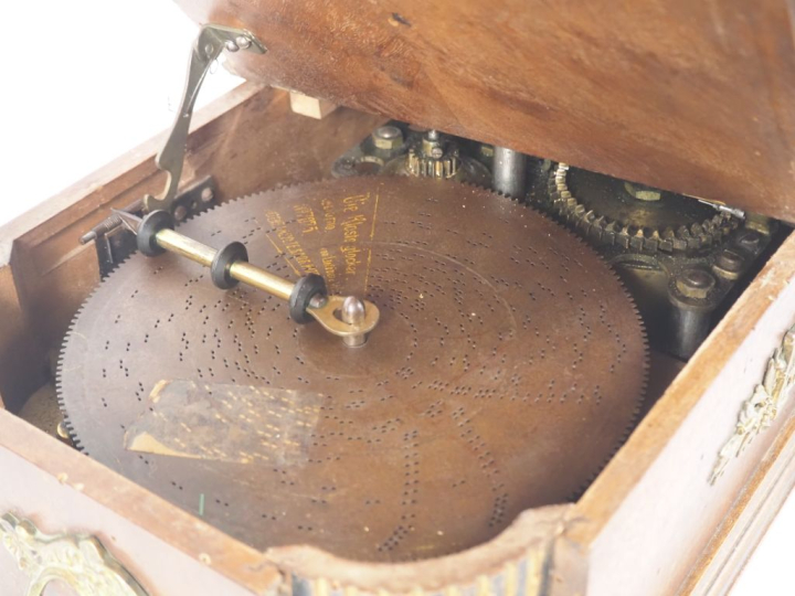 Boite à musique 1900 de style Louis XVI en bois et métal avec son jeu 