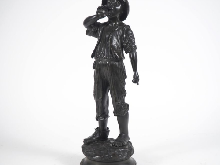 DUBOIS.  "le poulbot"  Bronze à patine brune Signé H. 40 cm  (manque)