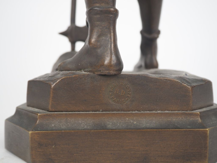 DEBUS.  "Vercingétorix" Sculpture en bronze à patine médaille  Signée 