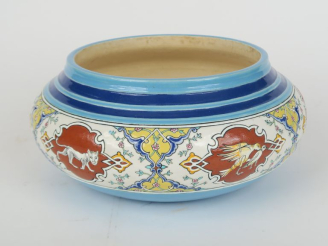 Vente aux enchères Vase à panse aplatie en faïence polychrome à décor d'animaux dans des 