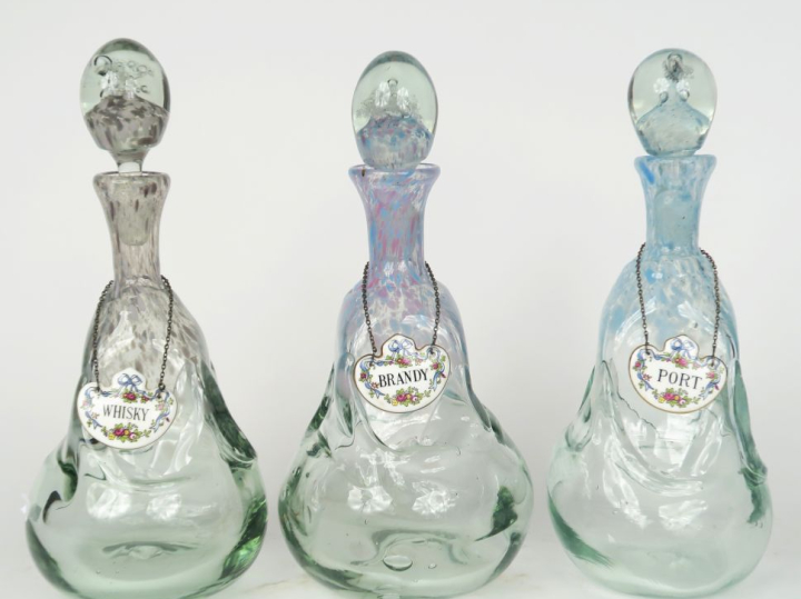 Trois différents flacons en verre soufflé et moucheté bleu, blanc et r