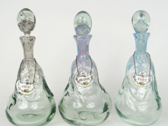 Vente aux enchères Trois différents flacons en verre soufflé et moucheté bleu, blanc et r