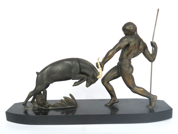 Ecole française vers 1930.  "Chasseur et gazelle" Groupe en régule et 