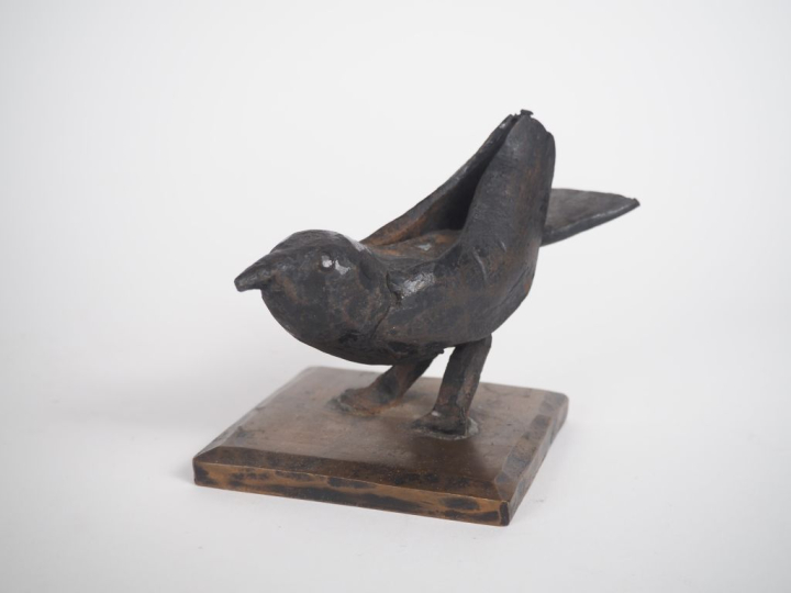 Travail de bagnard.  Oiseau en bronze et fer martelé. Dim 9 X 13 cm