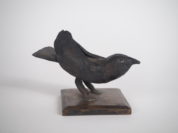 Travail de bagnard.  Oiseau en bronze et fer martelé. Dim 9 X 13 cm
