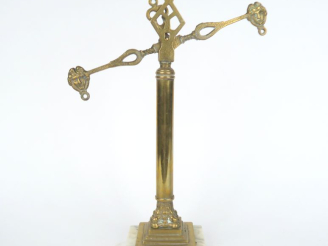 Vente aux enchères Balance de style Empire en bronze laiton et marbre blanc. H. 51 cm.