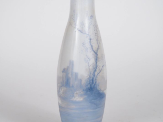 Vente aux enchères Vase Napoléon III en opaline, à décor de paysages lacustres et de chât