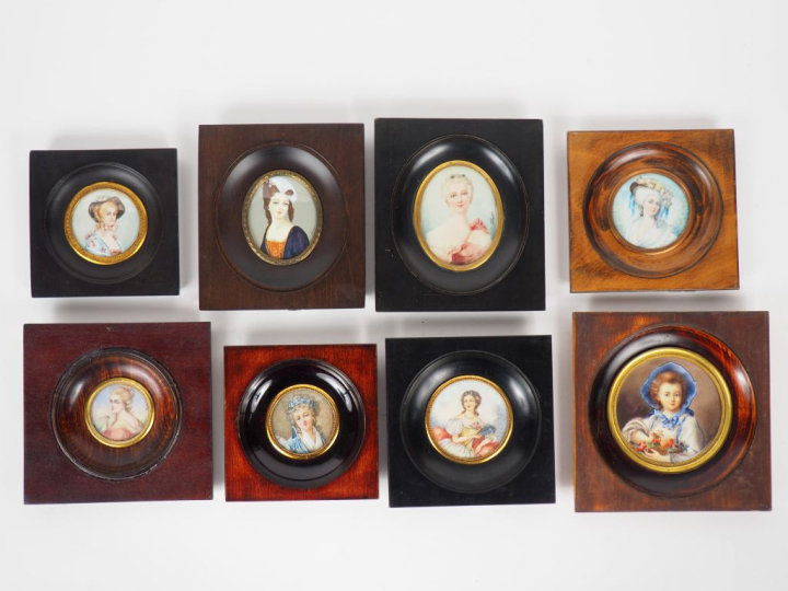 8 différentes miniatures modernes. Diam. 4 à 8 cm.