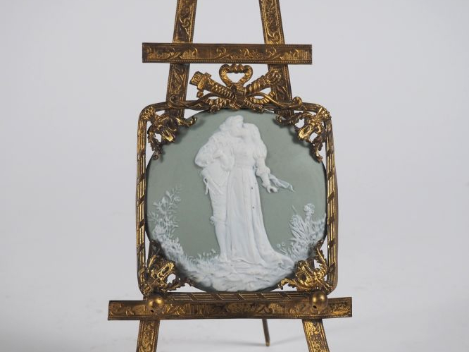 Miniature en Wedgwood à décor de scène galante sur un présentoir en la