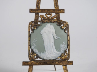 Vente aux enchères Miniature en Wedgwood à décor de scène galante sur un présentoir en la