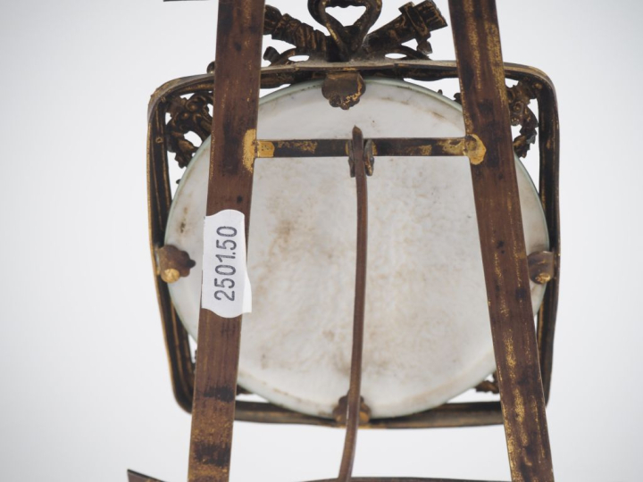 Miniature en Wedgwood à décor de scène galante sur un présentoir en la