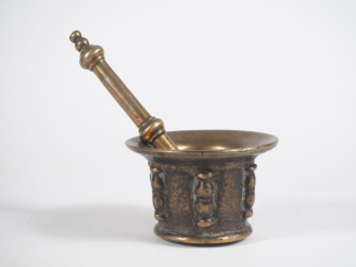 Vente aux enchères Mortier de style gothique en bronze avec un pilon. H. 11 cm.