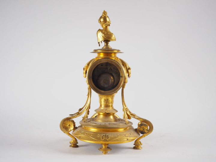 Pendule de cheminée Napoléon III en métal doré et bronze à décor de fe