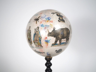 Vente aux enchères Boule porte perruque en verre soufflé et papier découpé, piétement en 