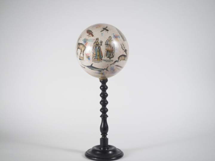 Boule porte perruque en verre soufflé et papier découpé, piétement en 