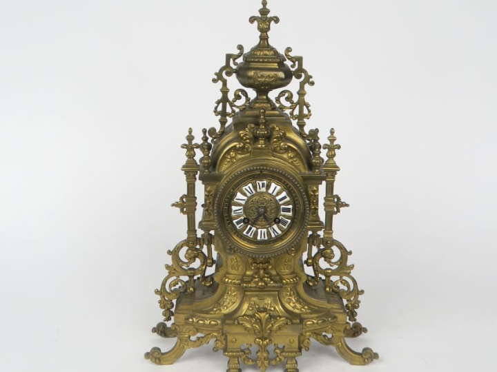 Pendule de cheminée Napoléon III de style Renaissance en bronze.  H. 4