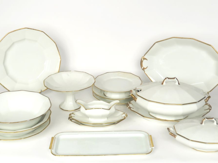 LIMOGES.  Service de table en porcelaine blanche à décor de liserés do