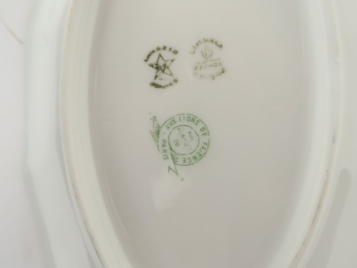LIMOGES.  Service de table en porcelaine blanche à décor de liserés do