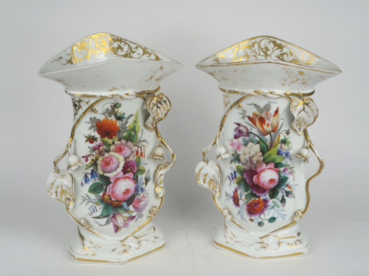 Paire de grands vases Napoléon III en porcelaine de Paris, à décor de 