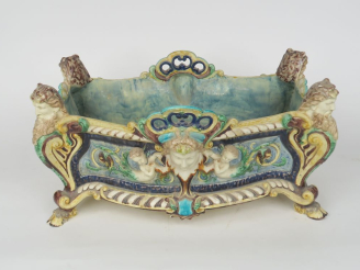 Vente aux enchères Grande jardinière Napoléon III en faïence fine, à décor polychrome en 