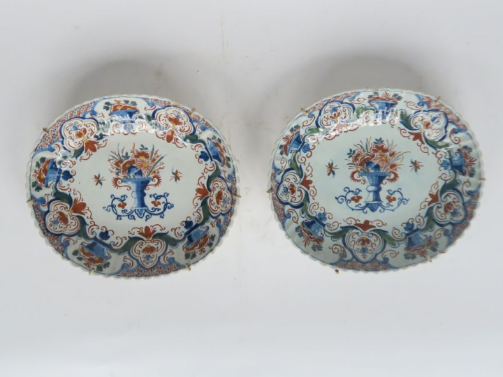 Paire de plats XIXème en faience de Delft (restaurés). Dim. 23 x 26 cm