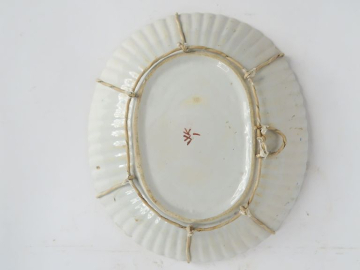 Paire de plats XIXème en faience de Delft (restaurés). Dim. 23 x 26 cm