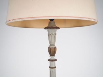 Vente aux enchères Lampadaire tripode de style Louis XVI en bois laqué gris et patiné.  H