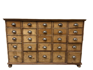 Vente aux enchères Meuble de rangement en pin à 25 tiroirs.  Dim. 109 x 169 x 52 cm