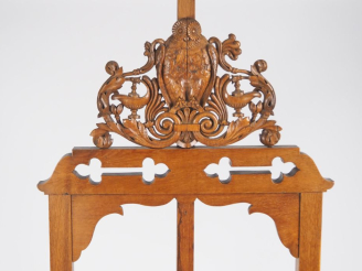 Vente aux enchères Chevalet XIXème en chêne clair sculpté, à décor de hibou flanqué de de