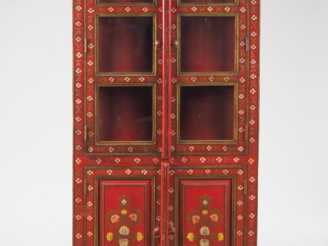 Vente aux enchères Encoignure vitrée en bois polychrome, à décor de fleurettes.  Dim. 190