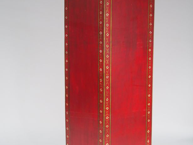 Encoignure vitrée en bois polychrome, à décor de fleurettes.  Dim. 190