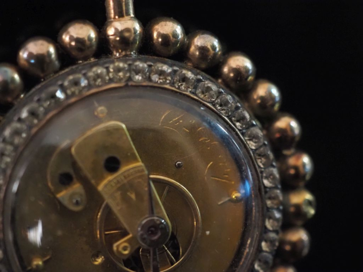 ANONYME Début XIXe siècle Montre de fantaisie en or jaune 750. Boîtier