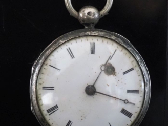 Vente aux enchères LANDRY, à Paris Montre de gousset à coq XIXème en argent et laiton.  C